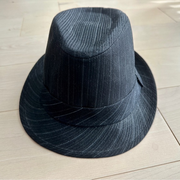 Classic fedora-style men’s hat in black with grey pinstripes - Picture 3 of 6